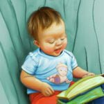 Ein Gemälde eines Babys, das ein Buch liest