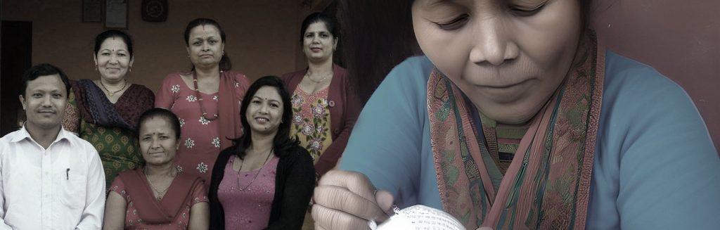 Nepalesische Frau häkelt eine Puppe von Hand mit handmade team- header