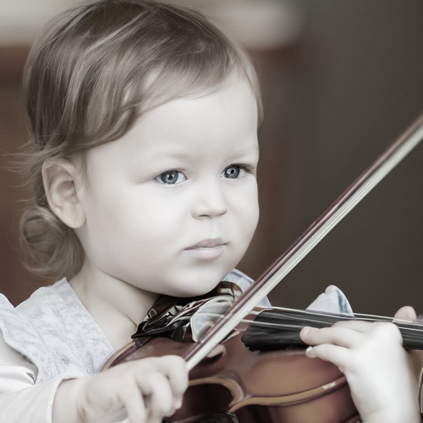 Ein weibliches Kleinkind, das Geige spielt